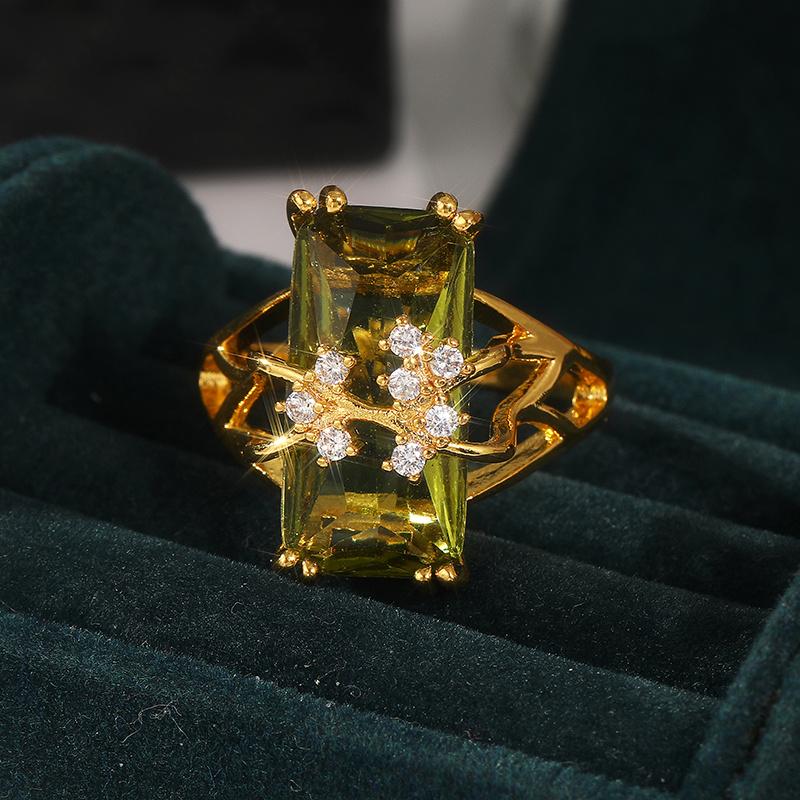 Splendido Anello Cocktail Placcato Oro con Grande Zircone Cubico Artificiale Quadrato - Perfetto per Outfit Quotidiani e Feste