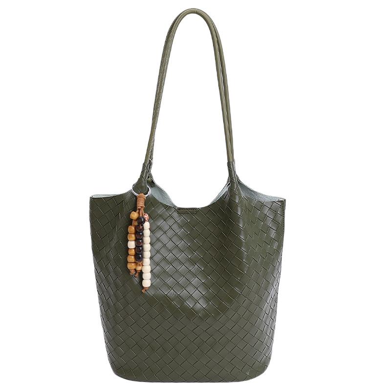 

Niche woven pattern hand carrying bucket bag women s 2025 new trendy large-capacity commuting single shoulder underarm mother and child bag No pendant