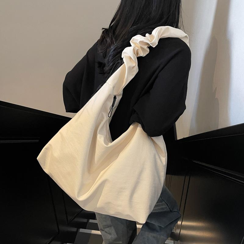 Canvas bag women's large capacity 2025 new spring and summer versatile shoulder messenger bag cloth bag pleated class tote bag