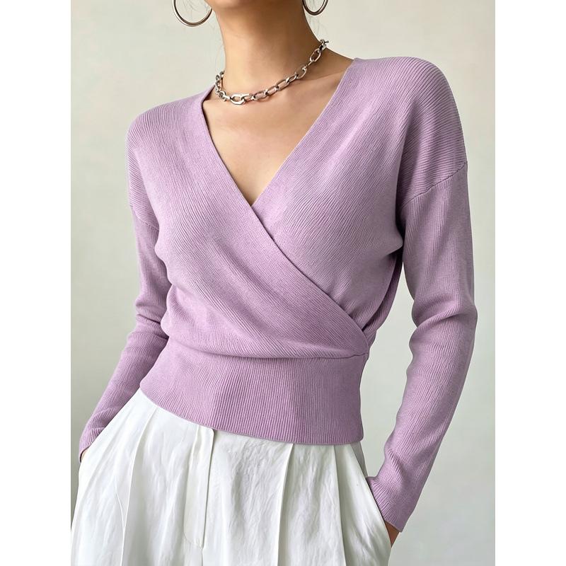 Maglione da donna a maniche lunghe in maglia tinta unita, elegante, scollo a V incrociato, aderente in vita, valorizza la figura, minimalista, camicetta