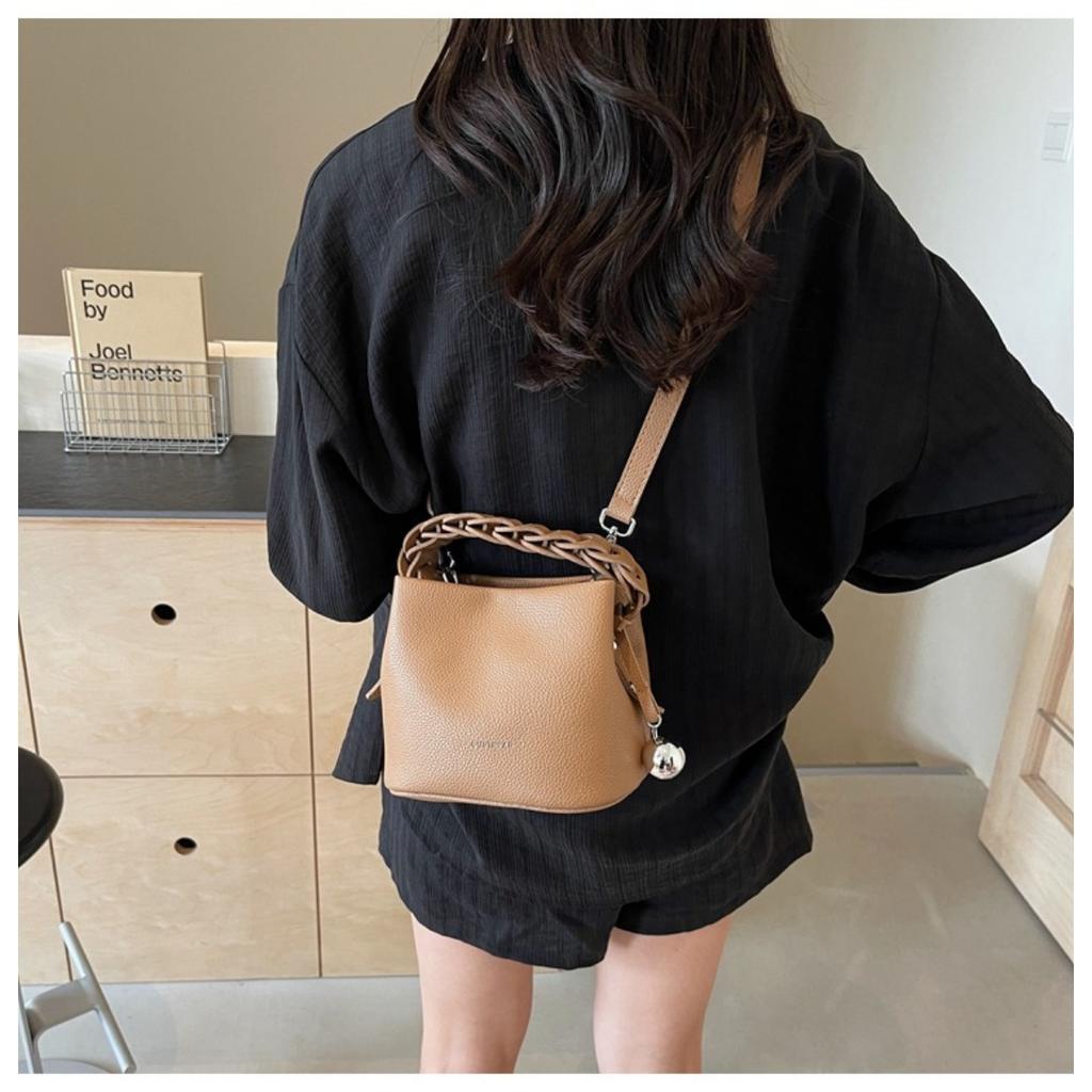 Ladies' Elegant Woven Bucket Bag Crossbody Bag - Detachable Shoulder Strap, Magnetic Buckle Design, Large Capacity Handbag