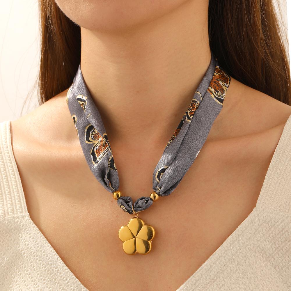316L Edelstahl Graues Band Gliederkette Klassisch 5-Blatt-Blume Anhänger Halskette Damen 18k Vergoldet Wasserdichter Schmuck