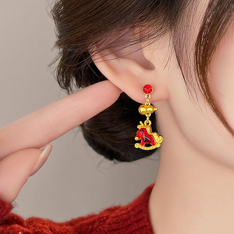Asymmetrische Ohrringe mit rotem Emaille-Strassstein-Pferd - Luxuriöses High-End-Gefühl