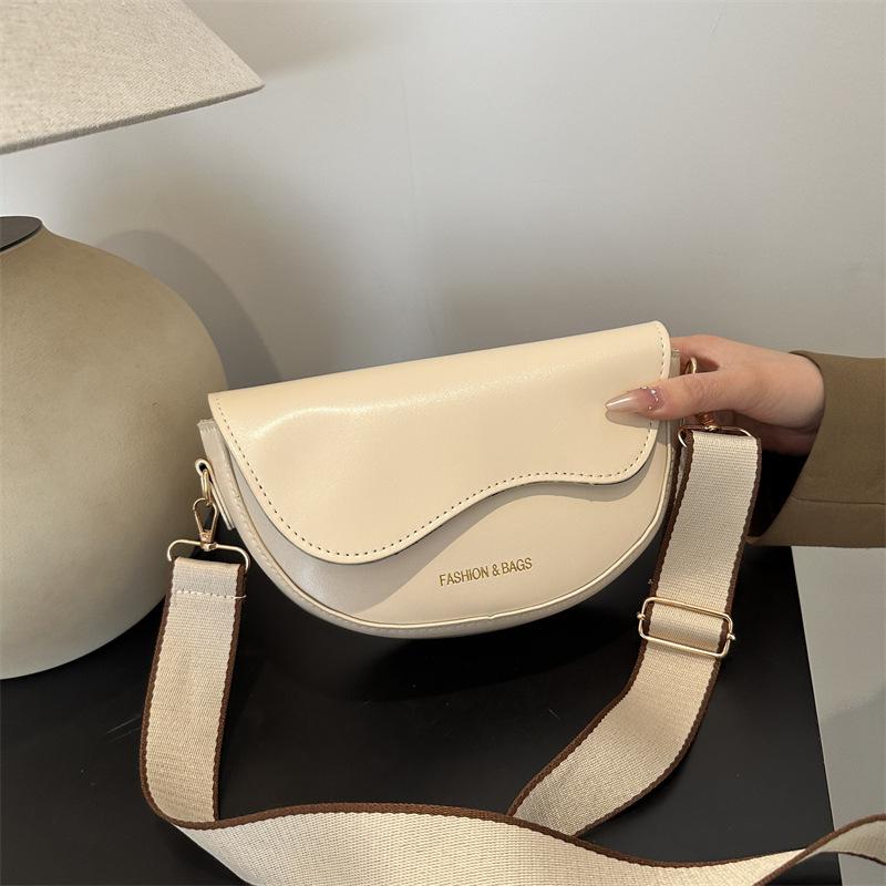 This Year Popular Fashion Korean Version Wide Shoulder Strap Single Shoulder Messenger Bag 2025 Internet Celebrity Retro Temperament Saddle Bag Early 