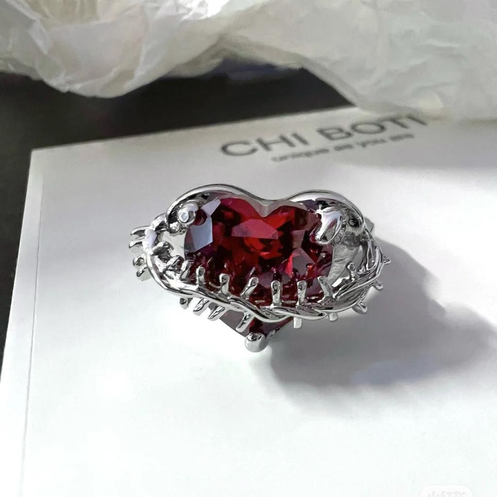 Anello Regolabile Punk Goth con Cuore di Cristallo Rosso Irregolare per Donne Ragazze Dita Oscure con Spine Amore Gioielli per Feste Moda Regali