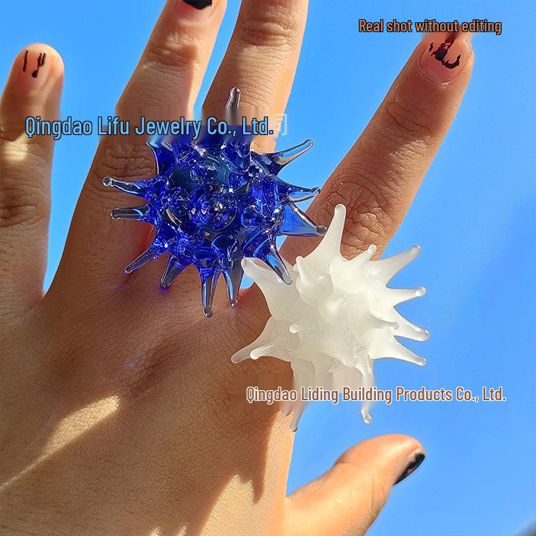 Wykwintny wielokolorowy pierścionek z jeżowcem morskim ze szkła Murano