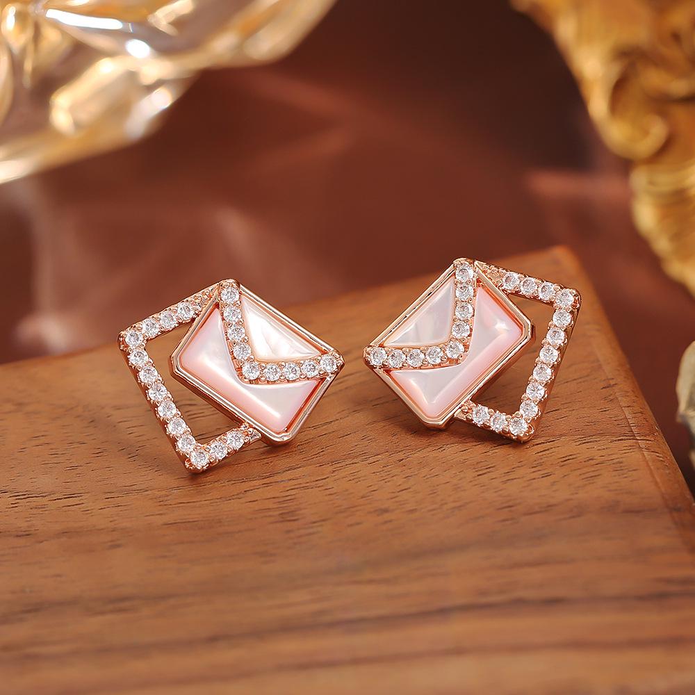 Серьги-гвоздики геометрической формы из розового перламутра в стиле легкой роскоши для свежего, милого образа.
