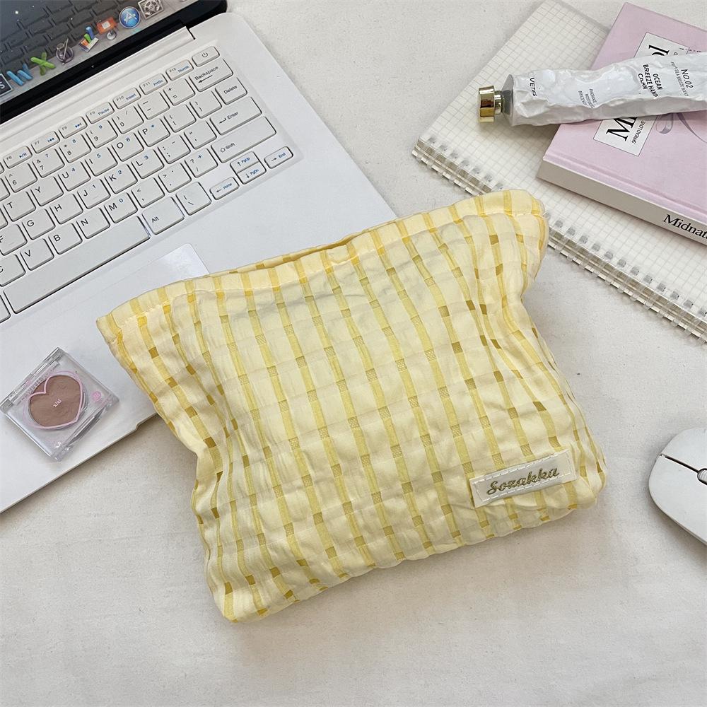 Small Fresh Plaid Portable Storage Bag, Wash and Makeup Bag, Cosmetic Bag, Clutch Bag.