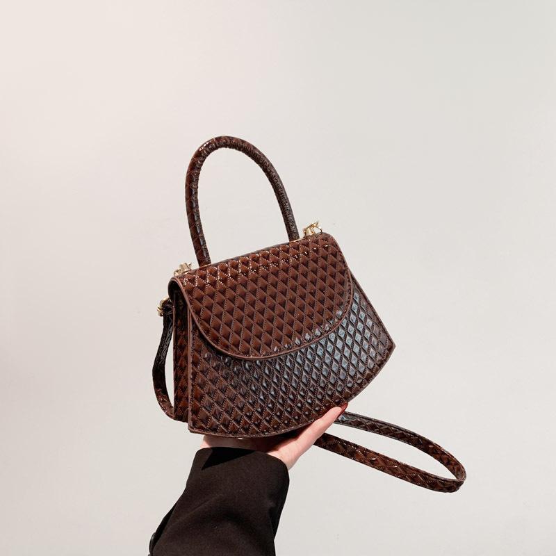 

This year s popular fashion Internet celebrity personalized handbag 2025 winter new versatile ins shoulder messenger bag women s bag кофейный