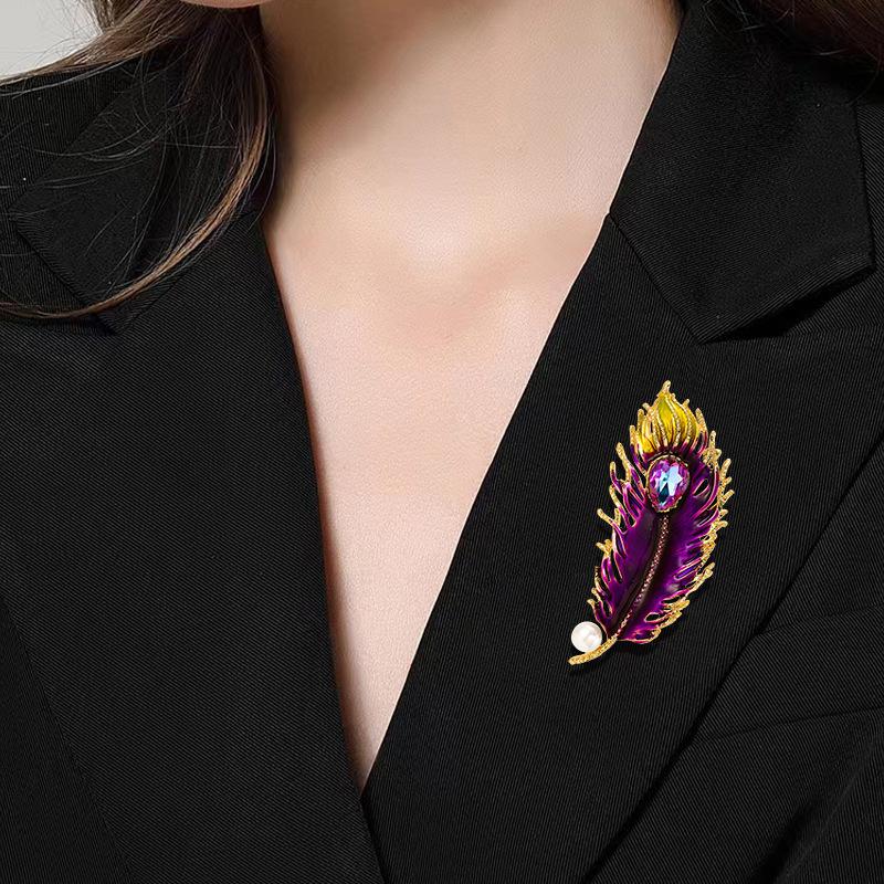 1PC Enamel Vintage Pin with Rhinestones Party Pearl Elegant Bag Badges Gifts Feather Brooch Dinner Unisex