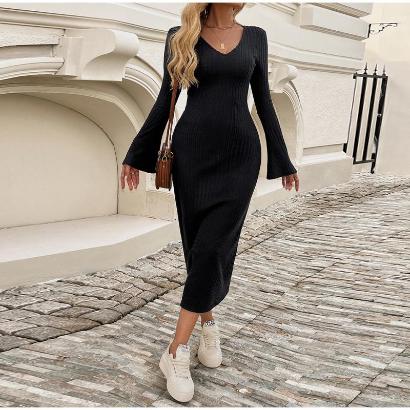 Трикотажное женское платье с длинным рукавом и V-образным вырезом — фото 9