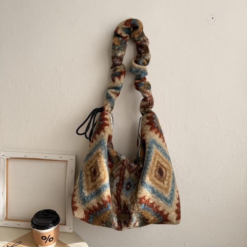 Rhombus ethnic style retro contrasting color drawstring plush tote bag women's autumn and winter atmosphere commuter bag shoulder strap adjustable