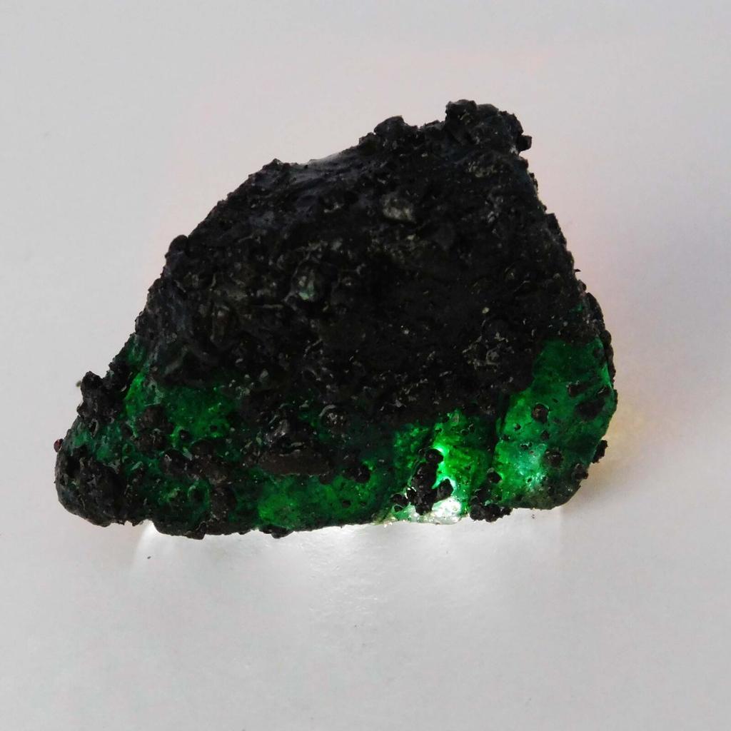 Natural Green Emerald Loose Gemstone Rough Uncut 107 ct for Lapidary and Gem Collections
