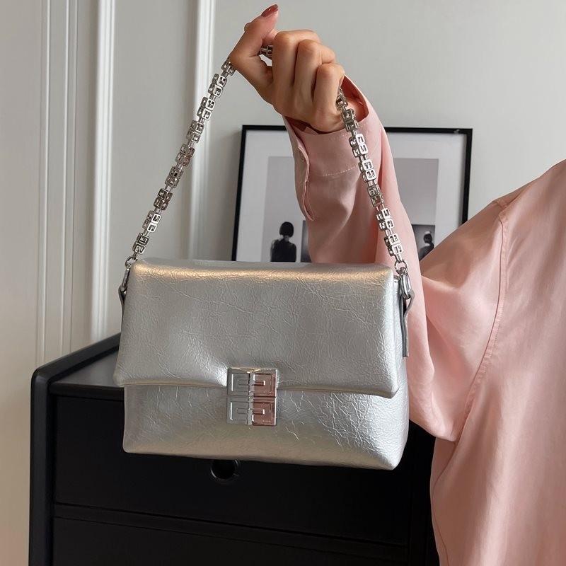 High-quality Silver Chain Crossbody Bag For Women Providing A Modern Touch And Soft Feel For Outfits