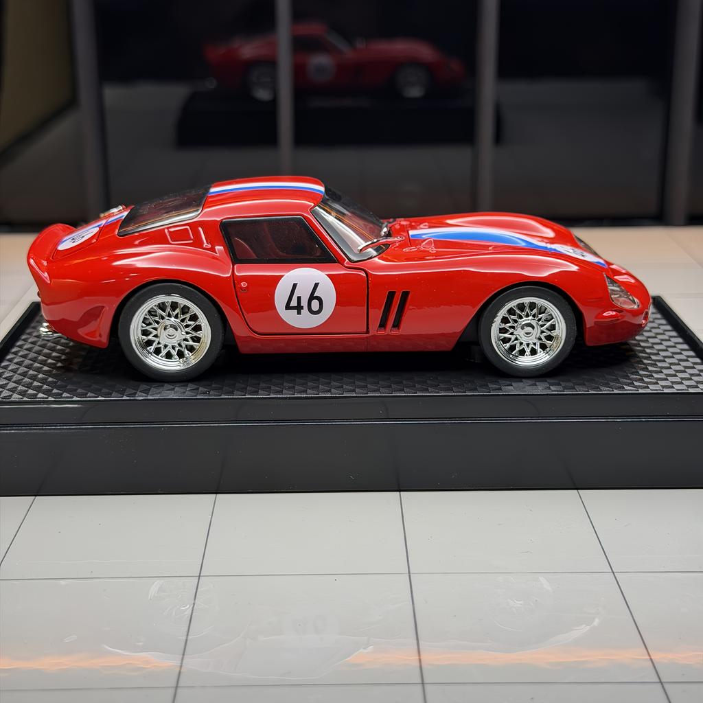 1:Escala 32 250 GTO Supercoche Modelo de Coche de Aleación Sonido y Luz Tire Hacia Atrás Juguete para Niños Coleccionables Regalo de Cumpleaños