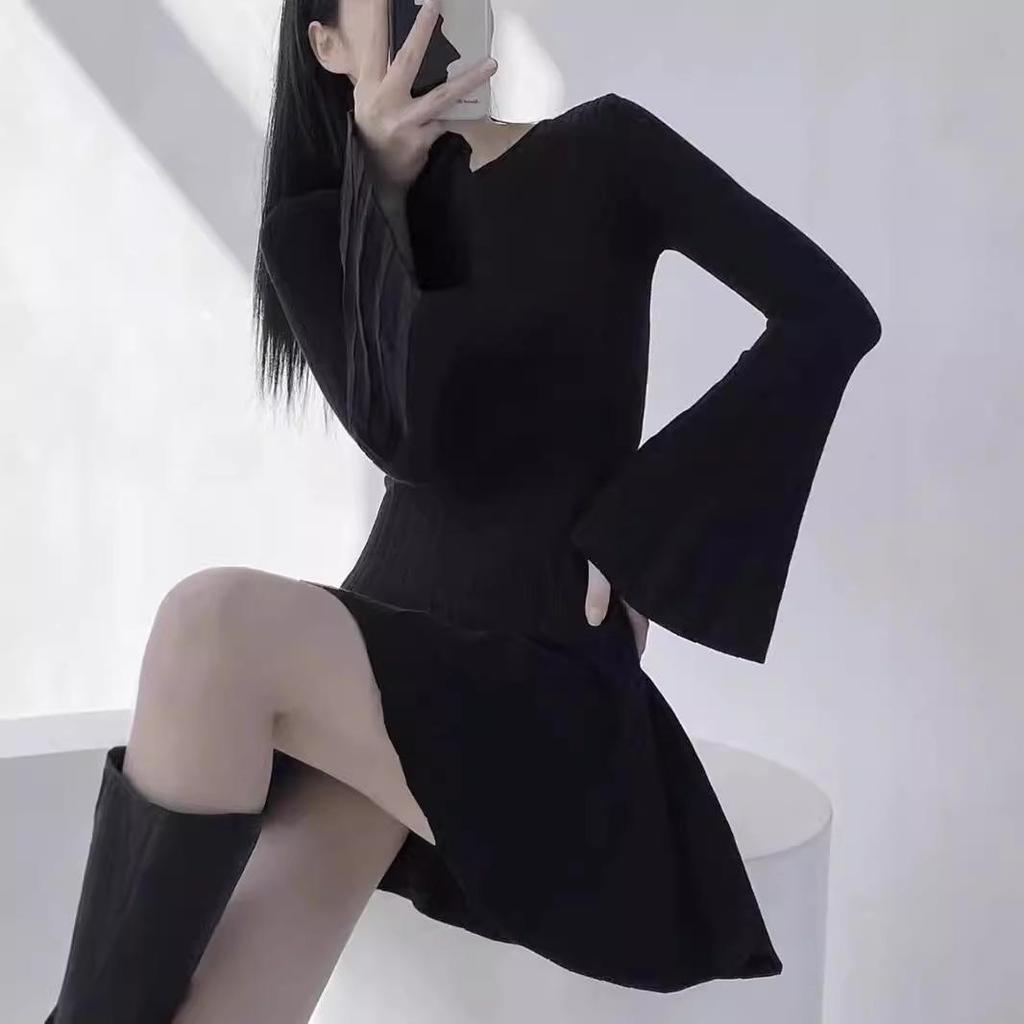 Hepburn-Style Knitted Sweater Dress for Women: Elegant French Waist Short Skirt for Autumn and Winter.