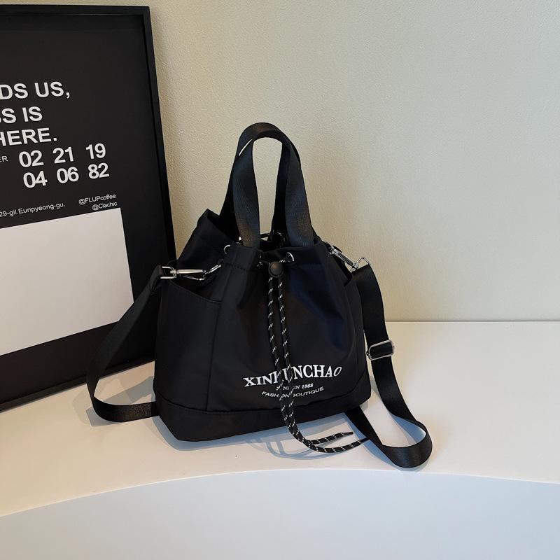 

Bucket bag women s 2025 new large-capacity commuter bag autumn and winter versatile shoulder bag canvas ins commuter bag