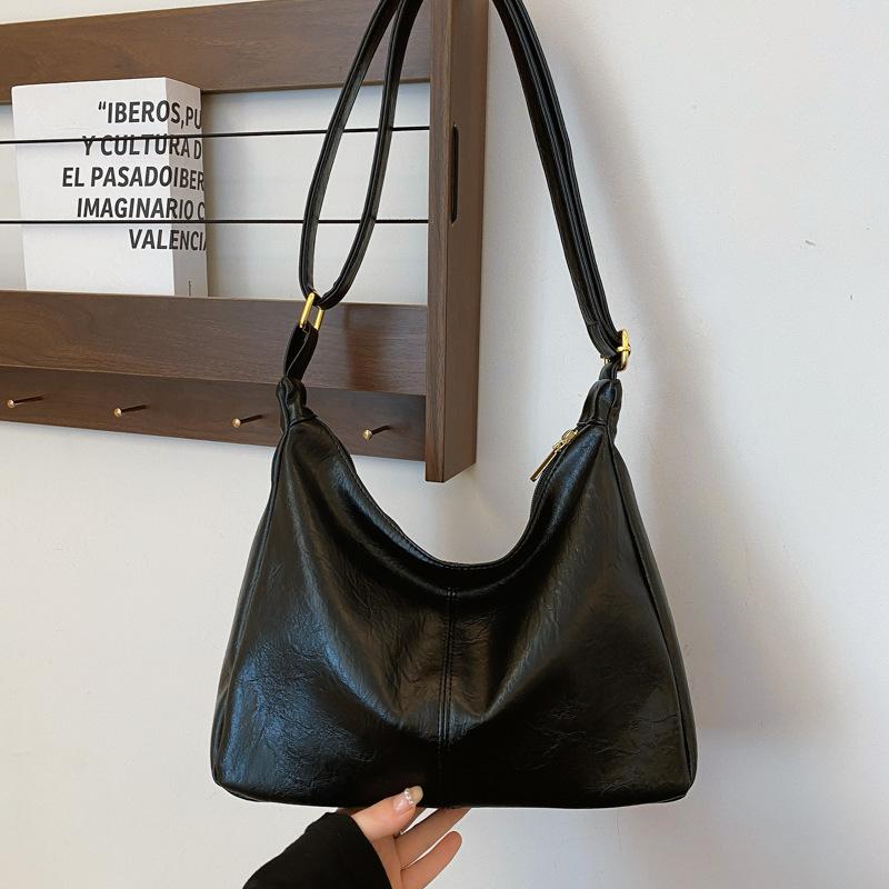 Lazy wind large-capacity bag women's new trendy retro soft leather shoulder bag commuter messenger tote bag
