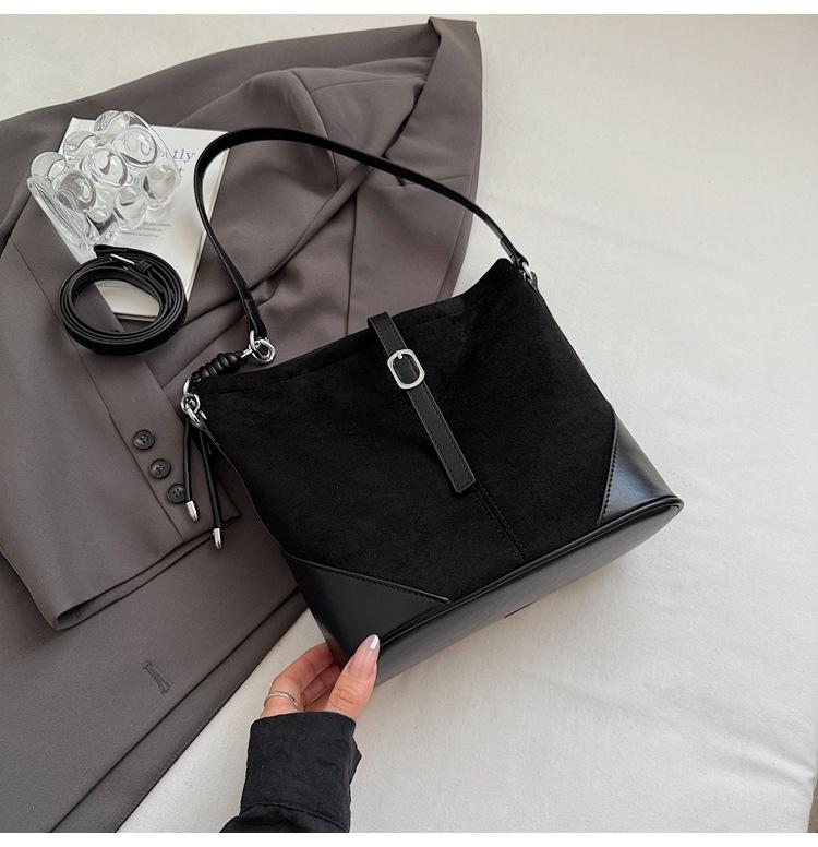 

Niche design sense underarm bag women s 2025 new retro suede shoulder bag large capacity messenger bag