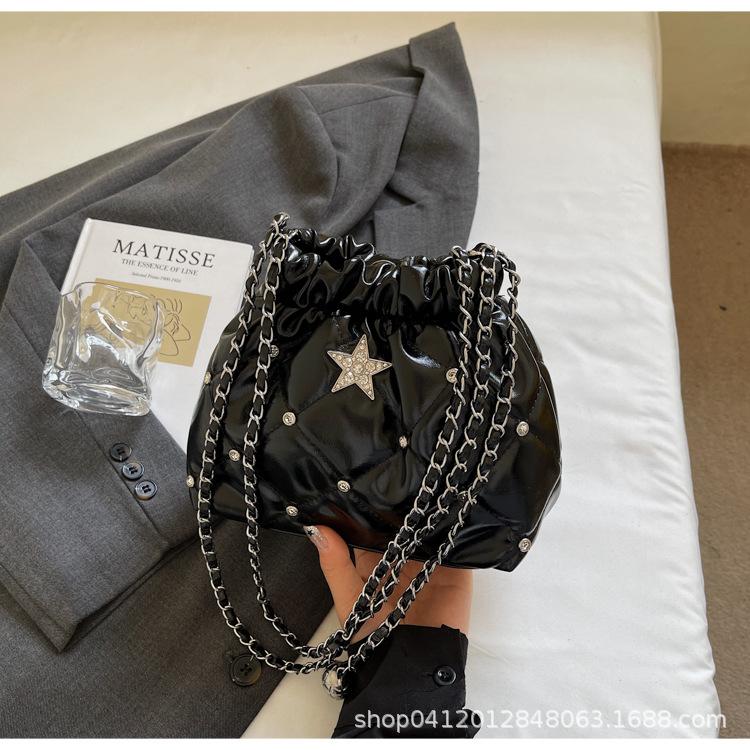

Korean version shoulder bag girls high-end summer armpit bag new simple bucket bag pearl chain shoulder bag