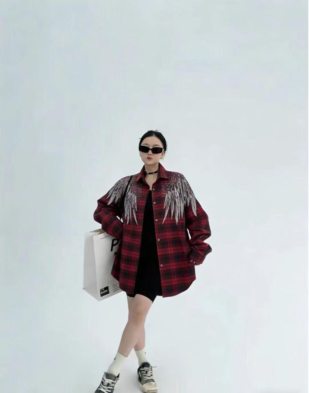 

2026 Spring Women s European Style Plaid Shirt: Irregular Mid-Length Top with Heavy Front and Back Drilling One Size красный
