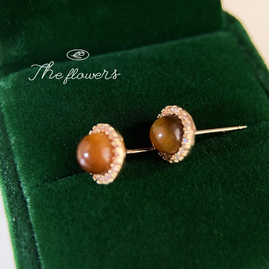 Лаоцяньфэн, слегка инкрустированные цирконом, тигровый глаз, позолоченные, простые и маленькие круглые геометрические гвоздики, серьги