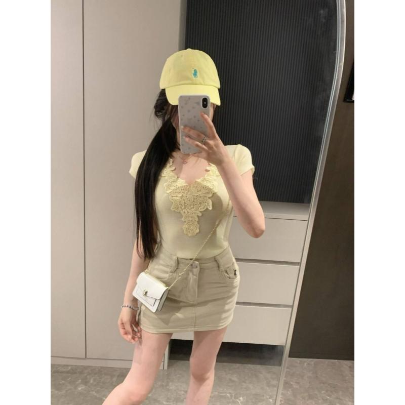 Spring and Summer Pure Erotic Lace-Plaid V-Neck Short-Sleeved Knit Top for Women - Elegant, Versatile, Form-Fitting Base Layer Top