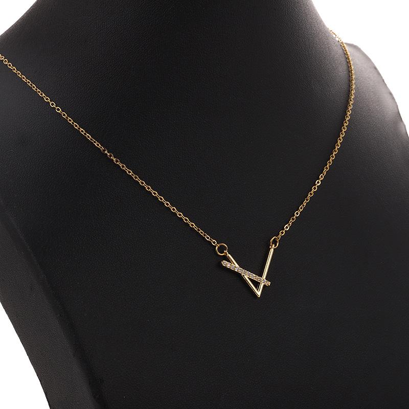 Geometric Diamond Inlaid Necklace: Fashionable Electroplated Choker & Clavicle Chain with Pendant.