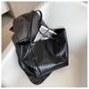 Women's bag autumn and winter new black simple versatile crocodile pattern large bag fashion casual portable shoulder women's bag