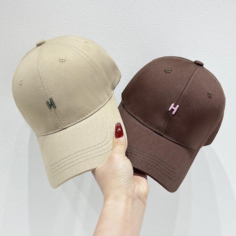 The new Japanese soft-top baseball hat for men and women is simple and versatile, and the small H letter embroidered cap has a curved brim to show