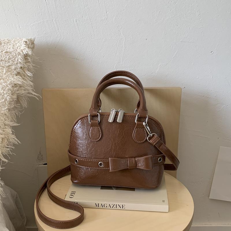 

Простая и модная портативная сумка-ракушка, популярная в этом году, сумка через плечо 2025 осень новый темперамент однотонная в иностранном стиле