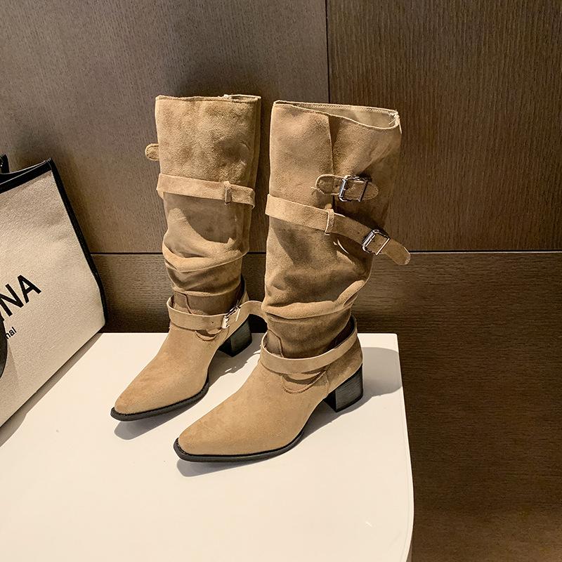 Lässiger Wind Gürtelschnalle Stiefel 2025 Herbst und Winter spitze Zehen dicker mittlerer Absatz Wildleder lockerer großer Schaftumfang dünne Stiefel Damen