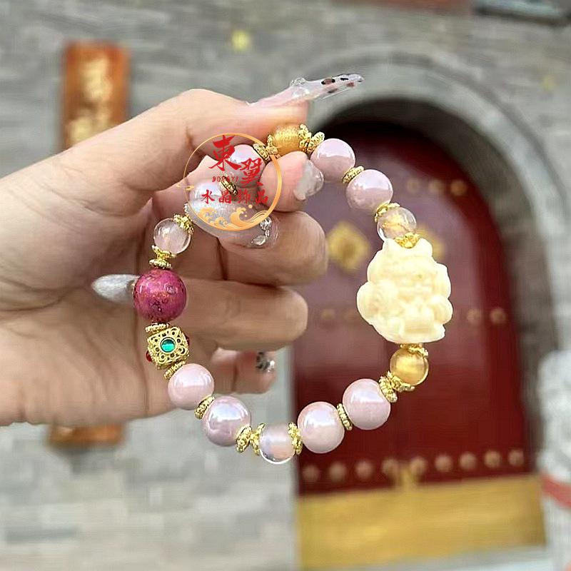 Macaron Grau Rosa Keramik Neunschwänziger Fuchs Armband mit Blattgold und Ascheglasur.