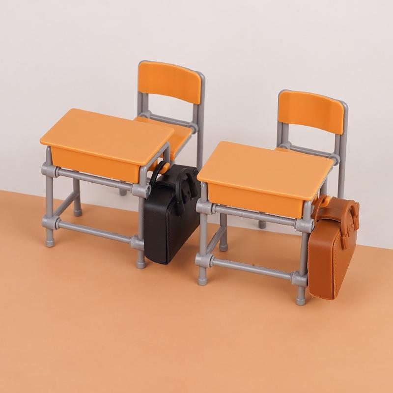 1 Set Klassenzimmer Miniatur Schreibtische Stühle Schultaschen Modell 1:12 Puppenhaus Dekor Spielzeug