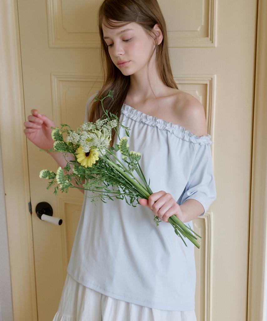 LETTER FROM MOON Sov Frill One-Shoulder Short-Sleeve T-Shirt (Sky Blue)
