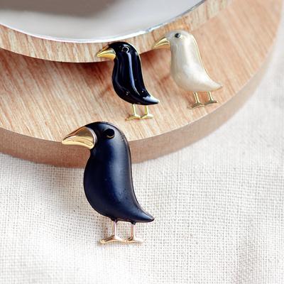 Klassische Cartoon Emaille Schwarze Krähe Broschen für Frauen Persönlichkeit Casual Metall Tier Vogel Brosche Pins Schmuck Party Geschenke