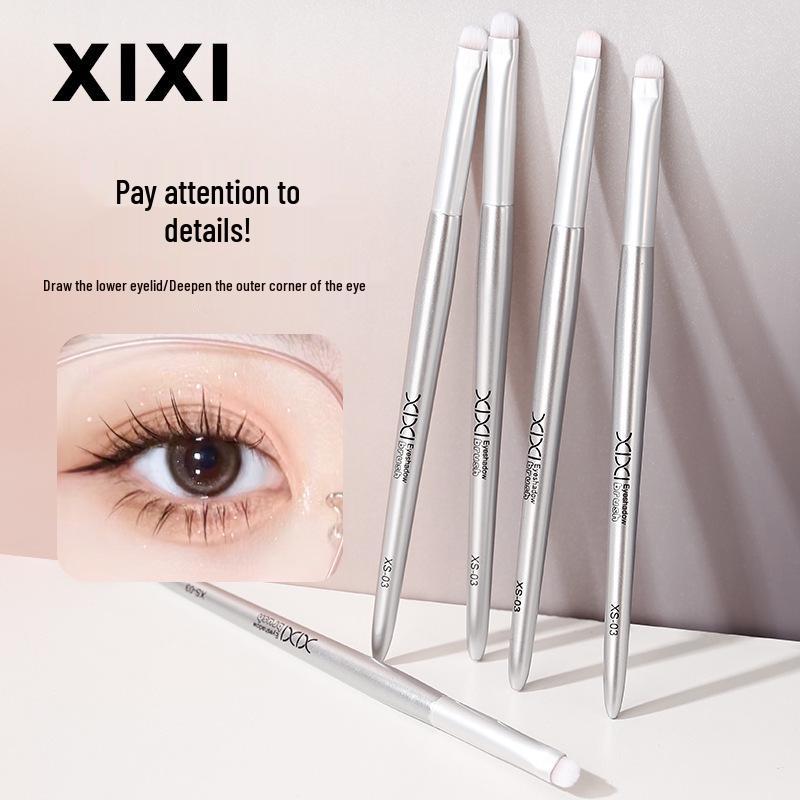 

XIXI Soft Bristle Flat Head Eyeshadow & Highlighter Blending Brush for Party Makeup Single срібний
