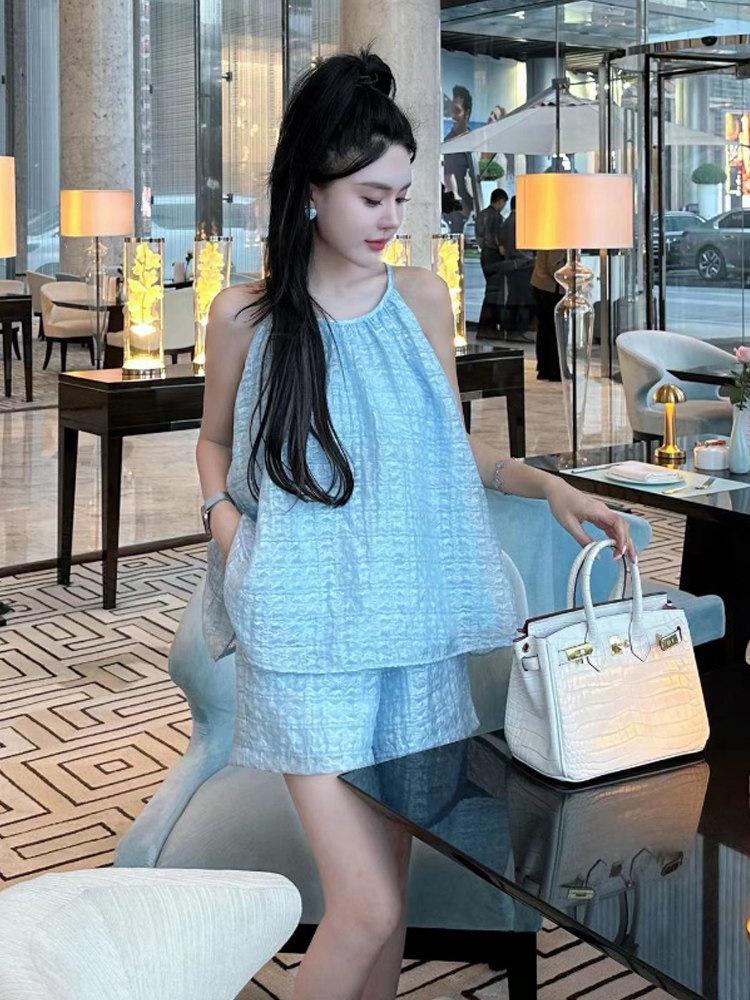 

Chic Women s Fashion Set: Halter Neck Sleeveless Top & Casual Loose Shorts L