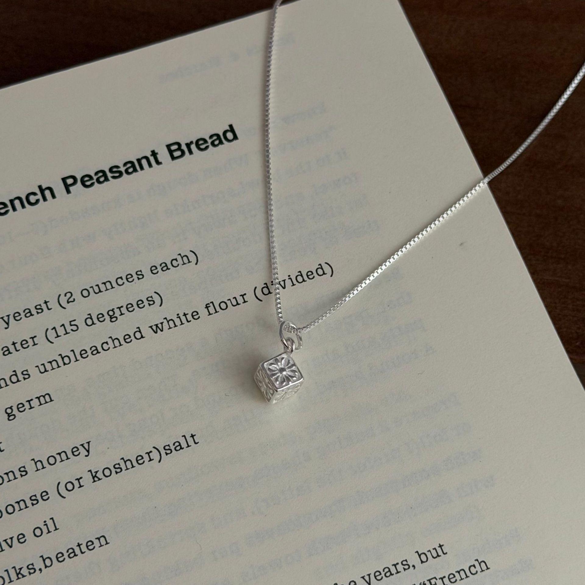 

Old Qianfeng S925 silver square necklace retro European and American personality cross pull-out collarbone chain 925 sterling silver