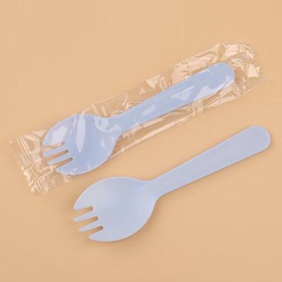 Jednorazowe plastikowe łyżkowidelce pakowane pojedynczo