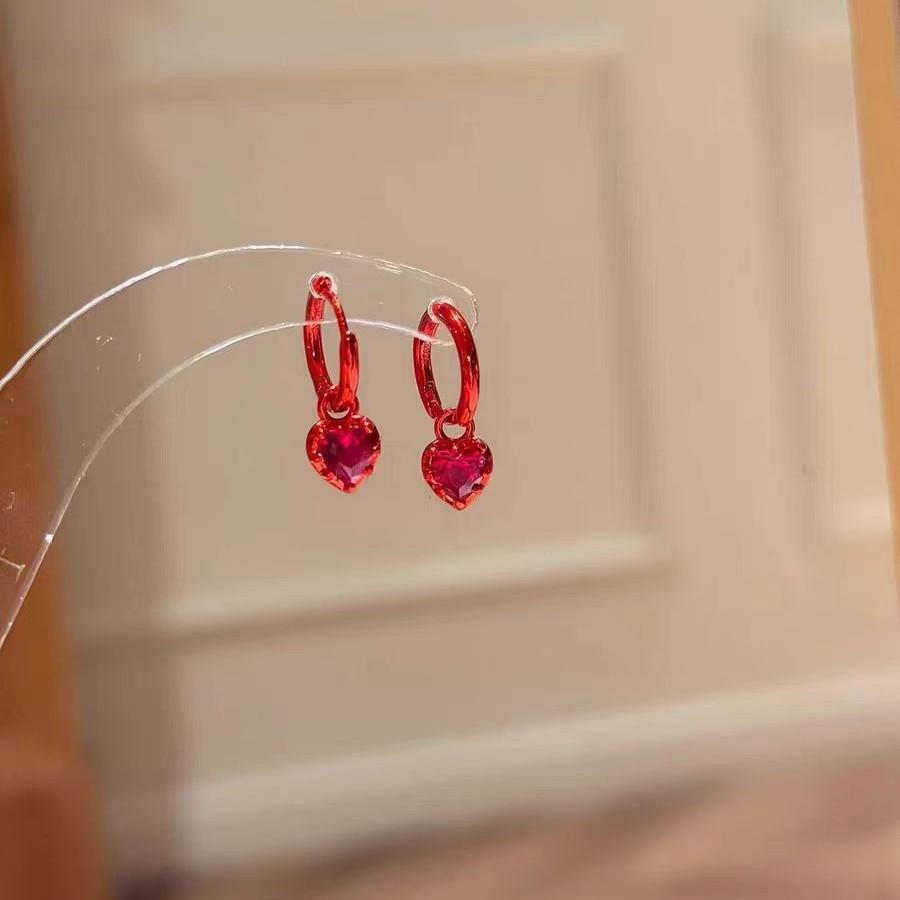Exquisite Light Luxury Red Diamond Love Ear Buckle, Advanced Sense, New Temperament, Small Red Heart Simple and Versatile Earrings, Earrings.