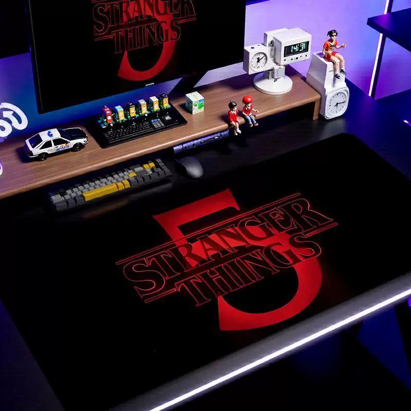 Neues High-Definition-Druck Stranger Things Leder-Mauspad Übergröße Film-Ausschnitt Schreibtischunterlage für Wohnheim E-Sport Anti-Rutsch-Maus-Tastatur-Pad Tischmatte