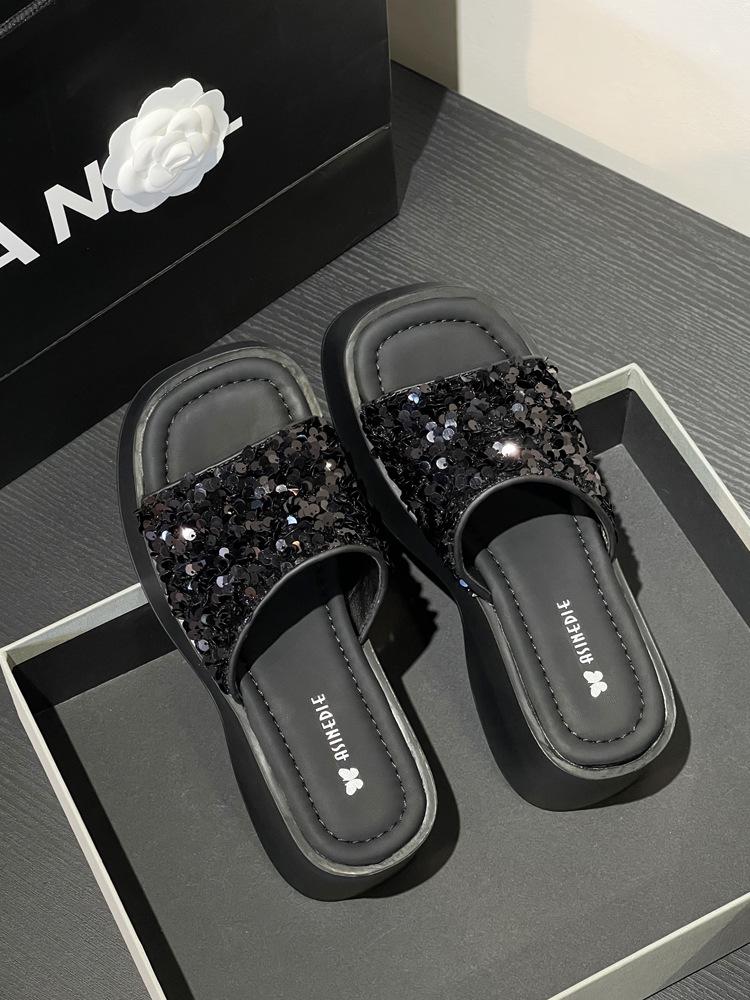 

Thick-soled slippers women s summer wear advanced sense 2025 new slope heel versatile beach one-word slippers to increase height and cool slippers 39 чёрный