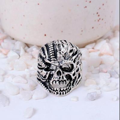Kräftiger Totenkopfring für Männer! $\mid$ Oxidiertes Silber $\mid$ Detailliertes Used-Design $\mid$ Must-Have Biker- & Gothic-Schmuck.