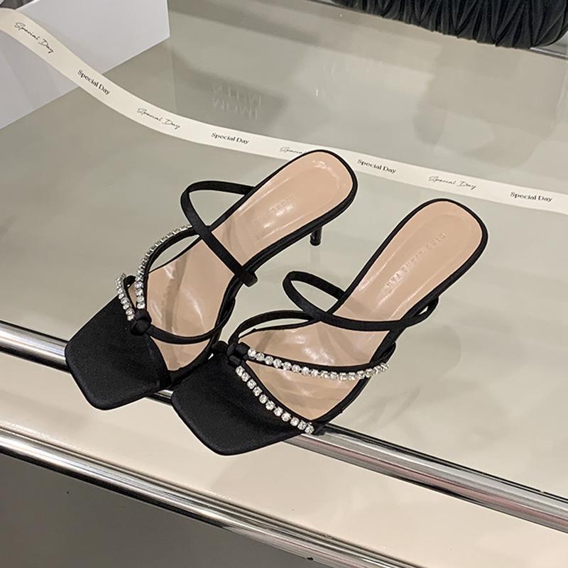 

Fairy wind square head slippers female summer wear 2025 new summer versatile rhinestone word with stiletto high heel slippers 35 чёрный