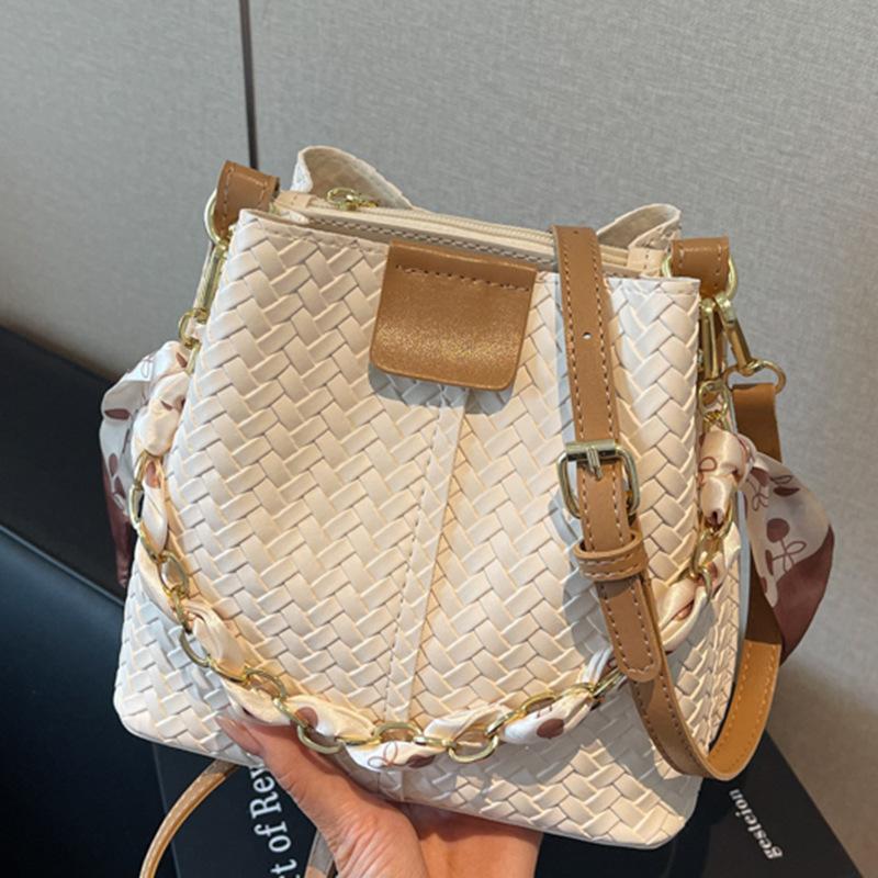 Casual, Fashionable and Simple Women's Bag, Trendy Single-shoulder Bag, Niche Color-blocking Texture Chain Hand-held Bucket Bag