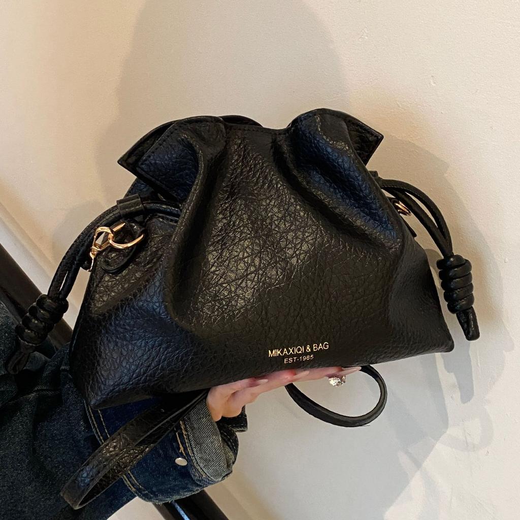 This year's popular bag women's large-capacity exquisite new retro niche design messenger bag pleated bucket bag