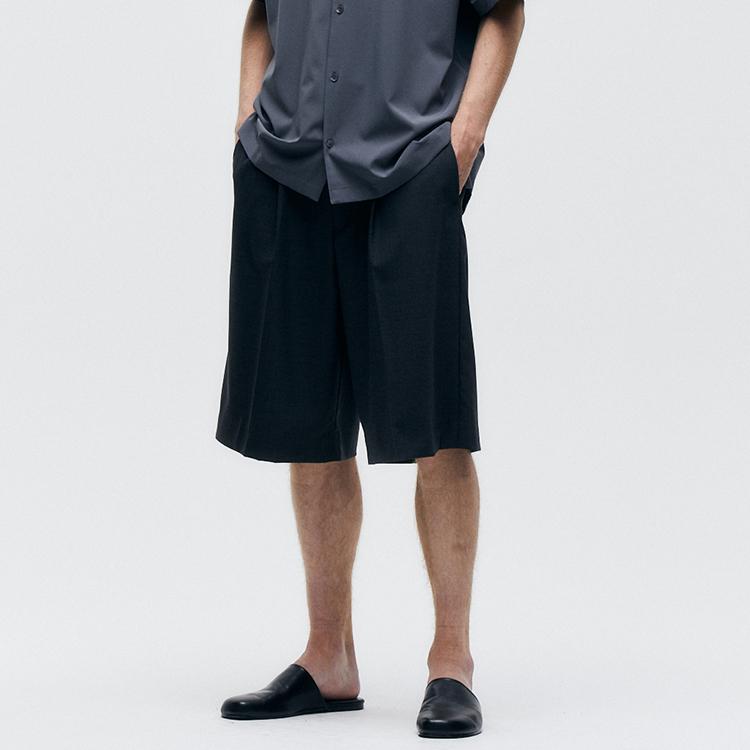 FINSDRUCK Wool 1-Tuck Wide Bermuda Slacks (Dark Gray)