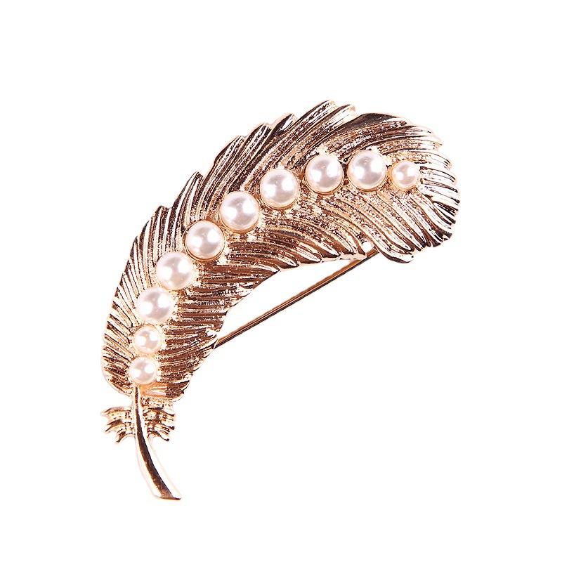 Court Style Gold Pearl Feather Brooch Temperament Retro Pin for Women's Peplum Accessory Exquisite Long-Lasting Color Fashion BFF Gift Jewelry