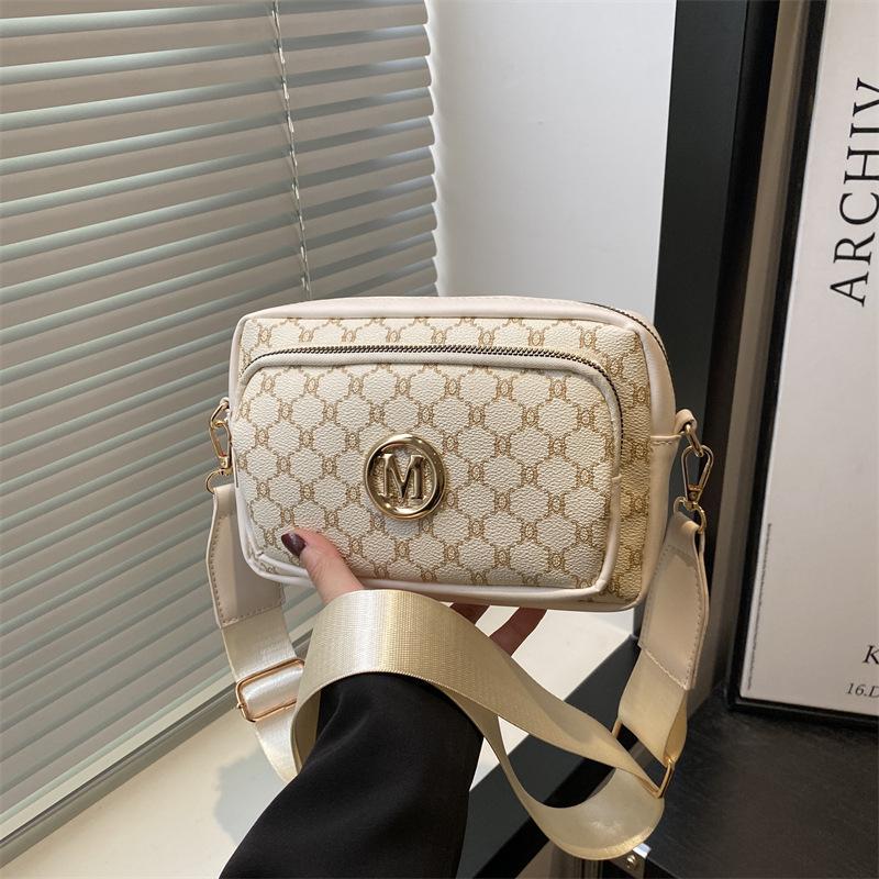 

Popular retro women s bags new fashion trend printed comfortable wide shoulder straps single shoulder messenger bag